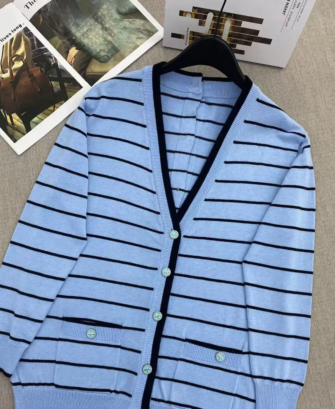 2025 New Fashion Knit striped double-button reversible wearable V-neck cardigan loose and simple coat
2025 New Fashion Knit striped double-button reversible wearable V-neck cardigan loose and simple coat
