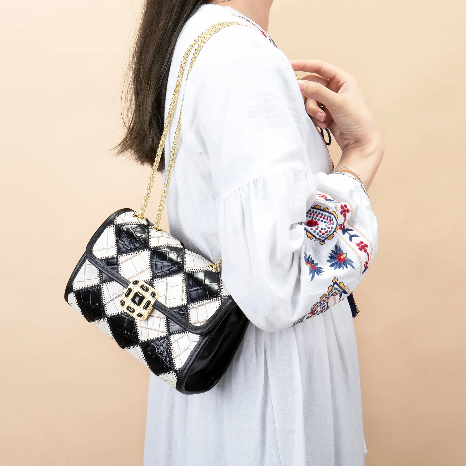 Женская сумка через плечо с верхней ручкой, модный клатч с цепочкой, сумка-клатч с комбинированным дизайном, сумка через плечо с бриллиантовой отделкой, из натуральной кожи, для телефона и денег
Женская сумка через плечо с верхней ручкой, модный клатч с цепочкой, сумка-клатч с комбинированным дизайном, сумка через плечо с бриллиантовой отделкой, из натуральной кожи, для телефона и денег