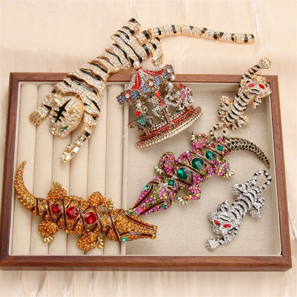 Baroque Heavy Industry Luxury Vintage Crocodile Carousel Tiger Animal Design Men's and Women's Brooch Pin Jewelry Accessories
Baroque Heavy Industry Luxury Vintage Crocodile Carousel Tiger Animal Design Men's and Women's Brooch Pin Jewelry Accessories