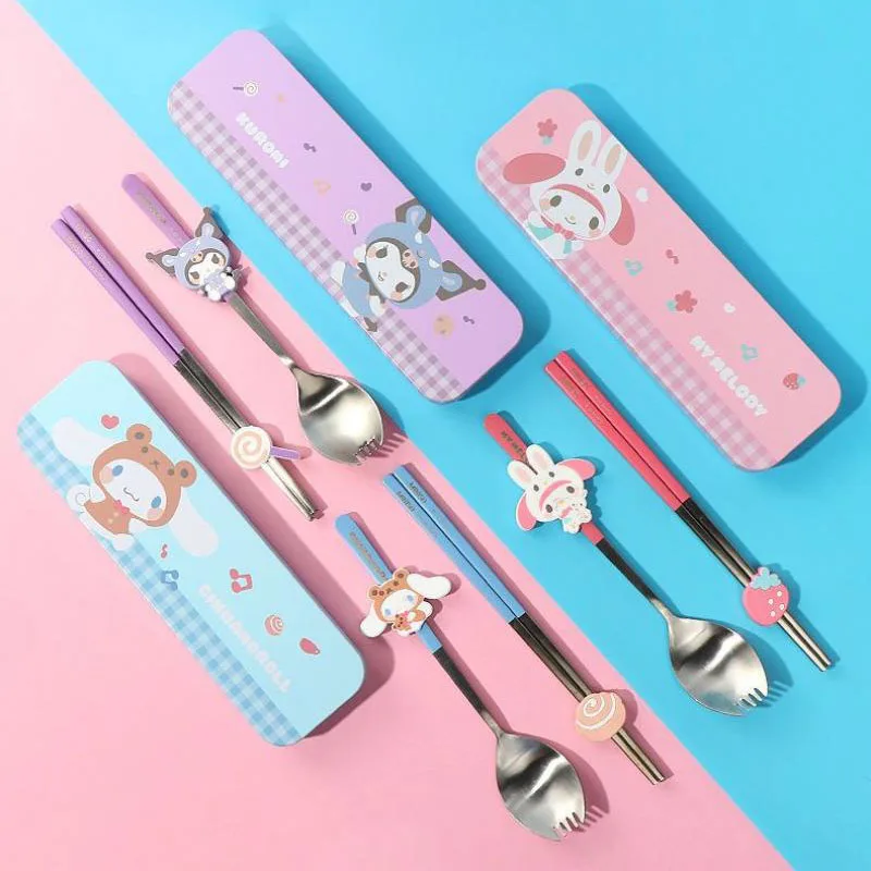 Набор посуды Sanrio Kuromi Kawaii, мимелоди коричные Мультяшные портативные для студентов, креативные и милые палочки для еды, ложка
Набор посуды Sanrio Kuromi Kawaii, мимелоди коричные Мультяшные портативные для студентов, креативные и милые палочки для еды, ложка