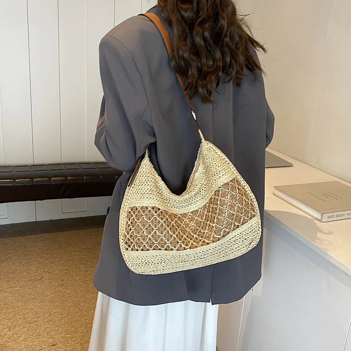 Simple Versatile Women's Large Capacity Beach Vacation Straw Woven Bag New Leisure Commuting Single Shoulder Storage Bags
Simple Versatile Women's Large Capacity Beach Vacation Straw Woven Bag New Leisure Commuting Single Shoulder Storage Bags