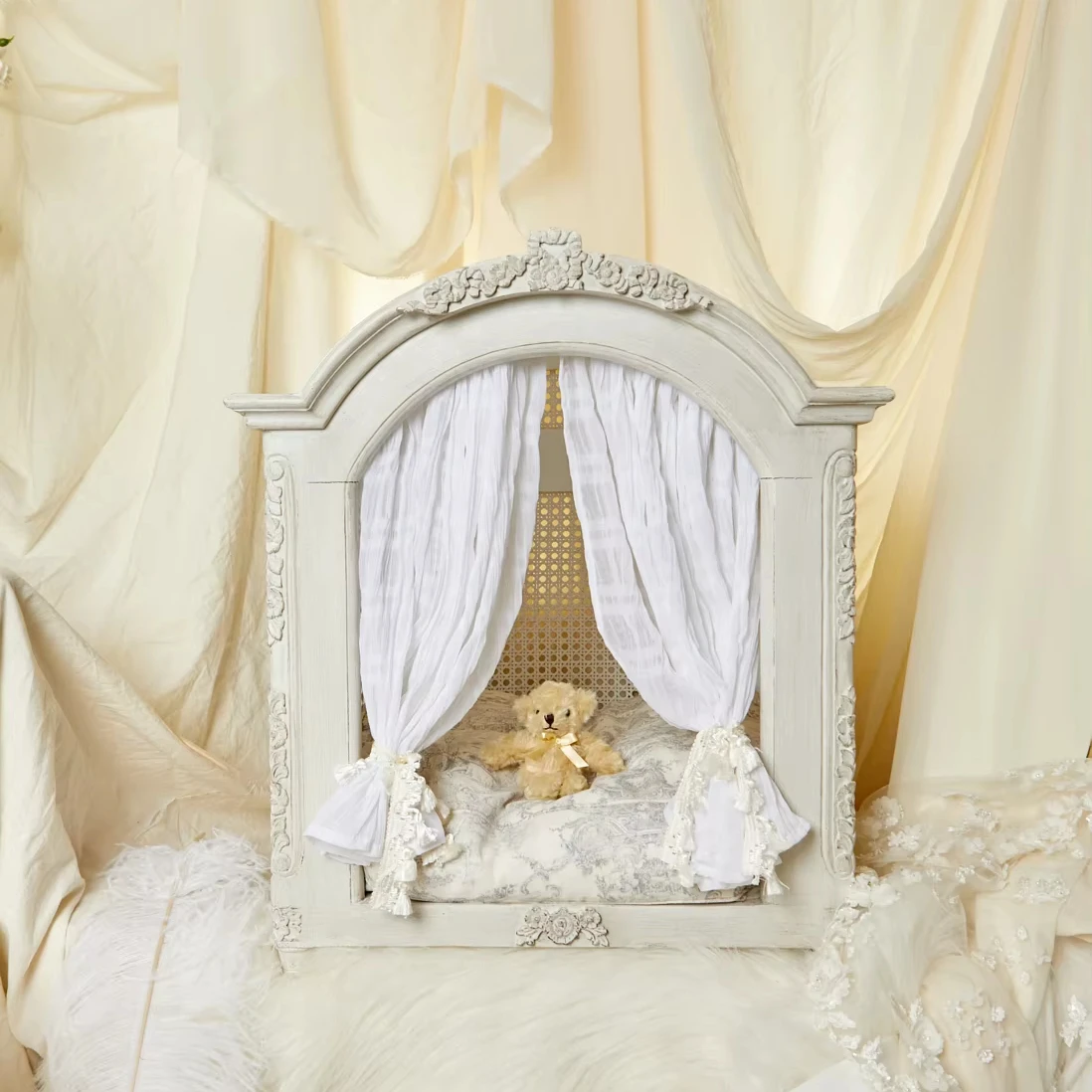 Luxury French Vintage Style Pet Bed Premium High-End Exclusive Dog House from Korea Made of Wool
Luxury French Vintage Style Pet Bed Premium High-End Exclusive Dog House from Korea Made of Wool