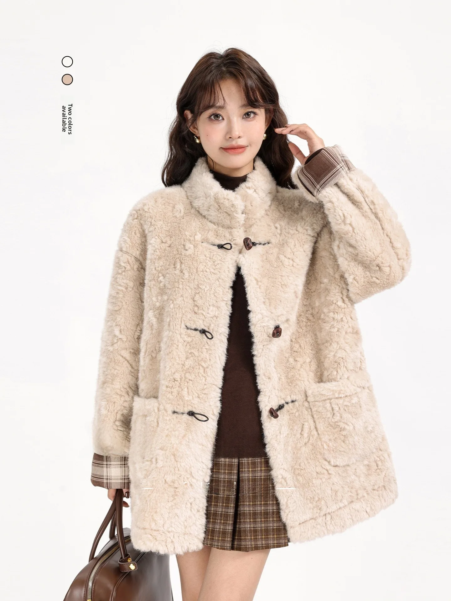 Женское зимнее пальто средней длины из меха ягненка, клетчатое пальто контрастного цвета с воротником-стойкой, теплое кожаное и меховое пальто
Женское зимнее пальто средней длины из меха ягненка, клетчатое пальто контрастного цвета с воротником-стойкой, теплое кожаное и меховое пальто