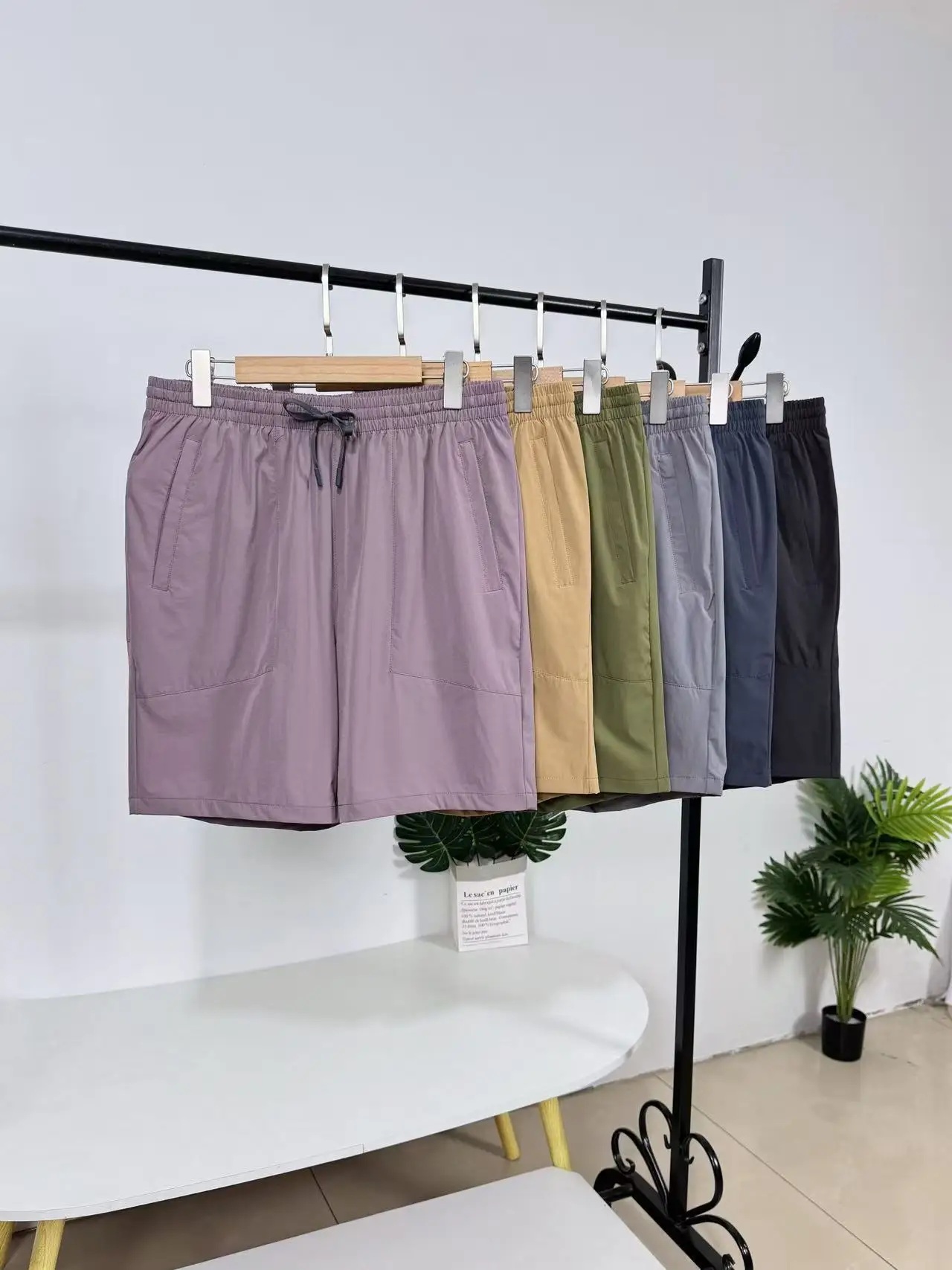 Легкие нейлоновые шорты для бега, быстросохнущая спортивная одежда, мужские повседневные летние шорты длиной до колена, стильные городские.
Легкие нейлоновые шорты для бега, быстросохнущая спортивная одежда, мужские повседневные летние шорты длиной до колена, стильные городские.