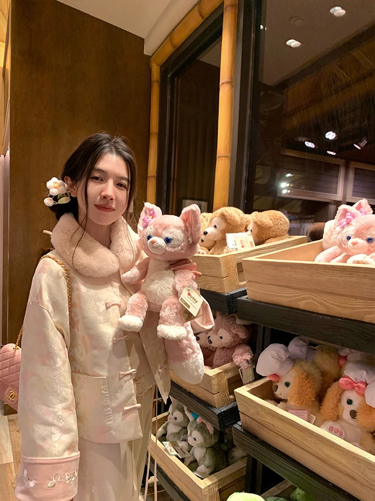 Новая китайская женская зимняя куртка-пуховик в национальном стиле, 90% белый утиный пух, с вышивкой, красивая верхняя одежда Fi Xiao
Новая китайская женская зимняя куртка-пуховик в национальном стиле, 90% белый утиный пух, с вышивкой, красивая верхняя одежда Fi Xiao