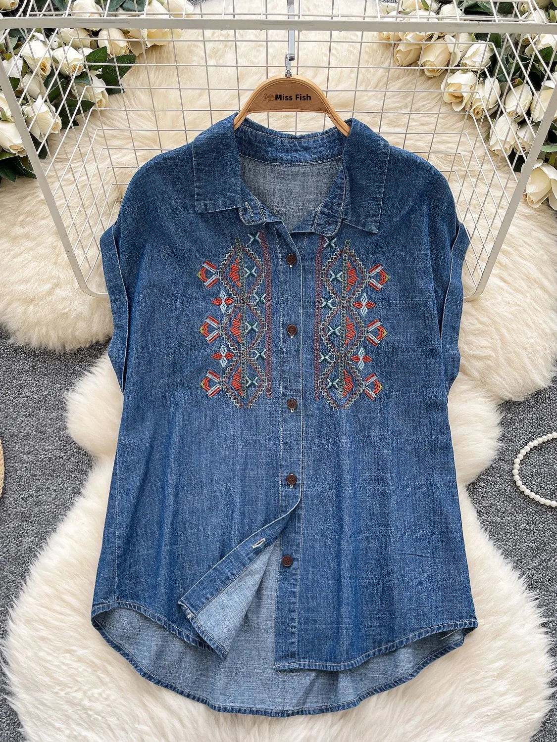 Korean Sle Casual Denim irt Women Summer Lightweight Mature Embroidered Single Button Loose Top Fem Faion Commute
Korean Sle Casual Denim irt Women Summer Lightweight Mature Embroidered Single Button Loose Top Fem Faion Commute