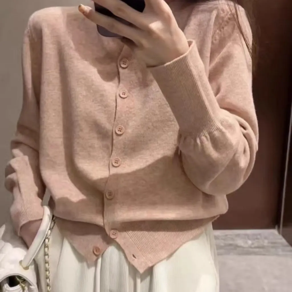 Women's Korean-Style V-Neck Cardigan Soft Waxy Skin-Friendly Thin Knitted Loose Short Outer Sweater Coat Top
Women's Korean-Style V-Neck Cardigan Soft Waxy Skin-Friendly Thin Knitted Loose Short Outer Sweater Coat Top