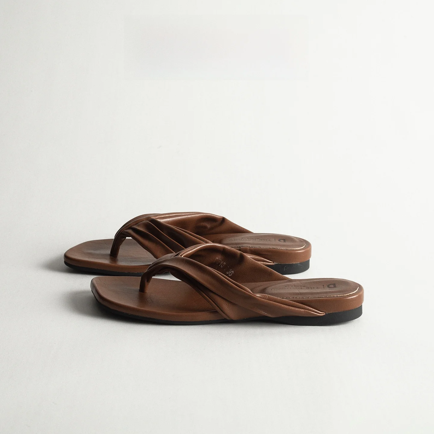 Retro Women's Flat Bottom Sandals Casual Summer Holiday Wear Comfortable Anti-Slip Rubber Sole Breathable Mesh Upper Sandals
Retro Women's Flat Bottom Sandals Casual Summer Holiday Wear Comfortable Anti-Slip Rubber Sole Breathable Mesh Upper Sandals