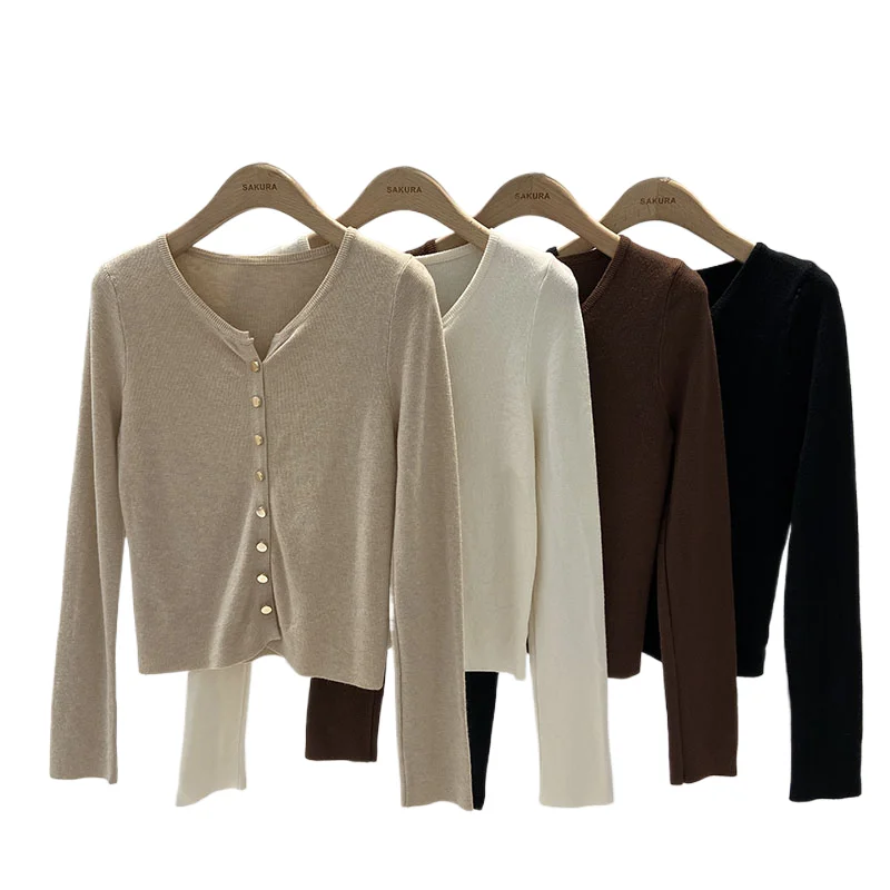 Корейский универсальный свитер с v-образным вырезом для поездок на работу, новинка 2023 года, весенний однобортный короткий однотонный вязаный кардиган, женский топ с длинными рукавами 
Корейский универсальный свитер с v-образным вырезом для поездок на работу, новинка 2023 года, весенний однобортный короткий однотонный вязаный кардиган, женский топ с длинными рукавами
