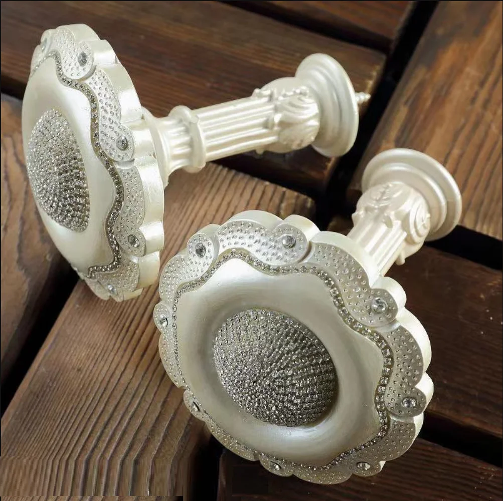 1 pair of European sunflower crystal curtain cloth hooks, wall hooks, straps, curtain resin inlaid with diamonds, wall curtain a
1 pair of European sunflower crystal curtain cloth hooks, wall hooks, straps, curtain resin inlaid with diamonds, wall curtain a