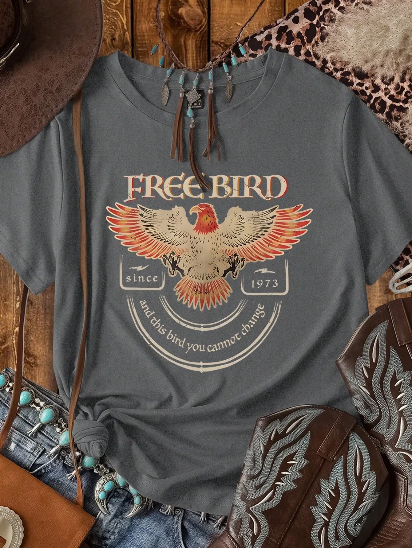 Женская футболка Free Bird с винтажным принтом орла, повседневный топ с круглым вырезом и короткими рукавами, с 1973 года
Женская футболка Free Bird с винтажным принтом орла, повседневный топ с круглым вырезом и короткими рукавами, с 1973 года