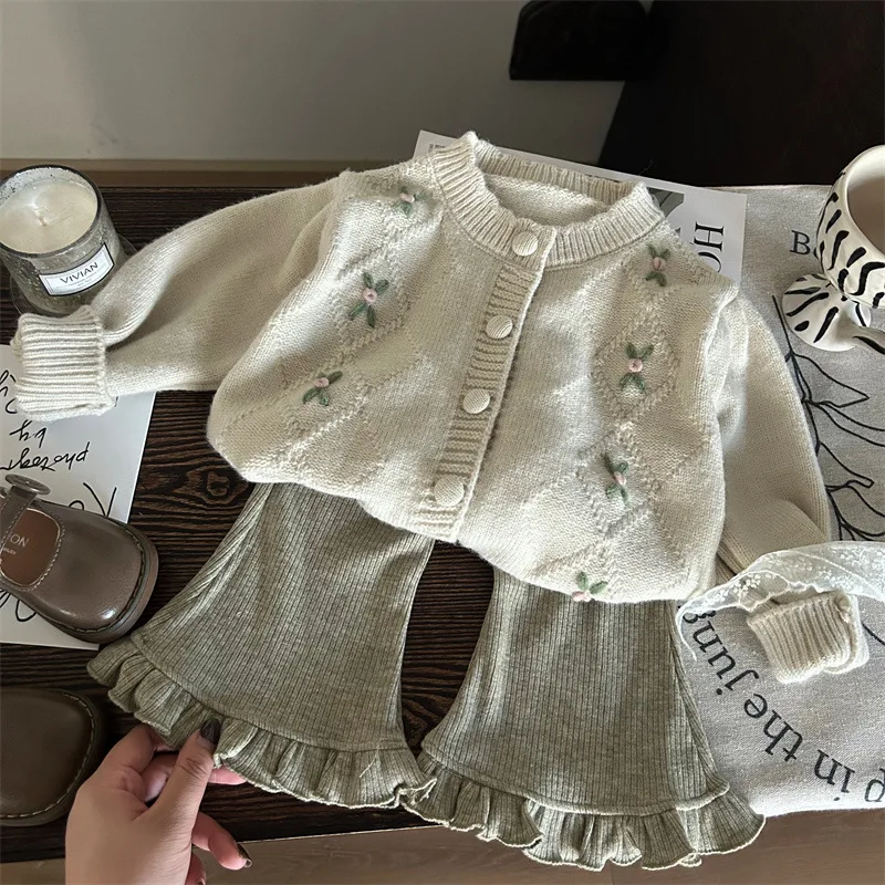 Girls Suit 2024 Autumn New Childrens Clothes Girls Baby Foreign Embroidery Knitted Sweater Knitted Bell Bottoms Two-piece Set
Girls Suit 2024 Autumn New Childrens Clothes Girls Baby Foreign Embroidery Knitted Sweater Knitted Bell Bottoms Two-piece Set