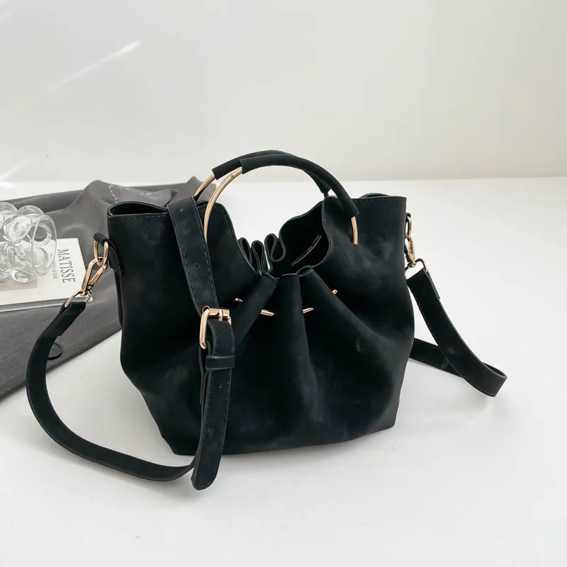 Новинка 2026, женские плиссированные сумки с металлической круглой ручкой, модная сумка-ведро из искусственной кожи, пригородные сумки на плечо
Новинка 2026, женские плиссированные сумки с металлической круглой ручкой, модная сумка-ведро из искусственной кожи, пригородные сумки на плечо