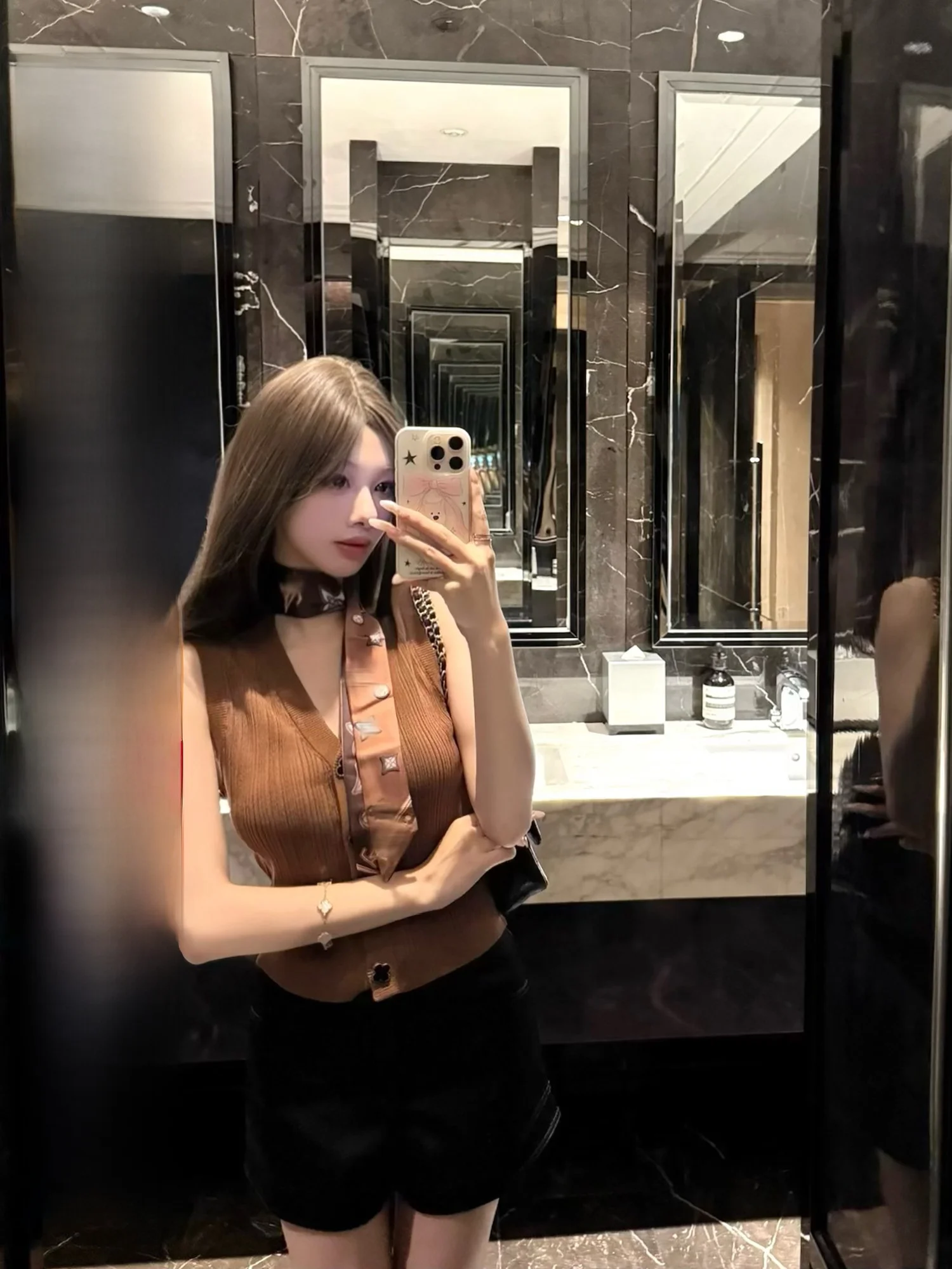 CCZEE Korean Sle V-Ne Single Button Svel Knitted Vest Women's Summer Slim Fit Waist-Cinching Slimming Top
CCZEE Korean Sle V-Ne Single Button Svel Knitted Vest Women's Summer Slim Fit Waist-Cinching Slimming Top