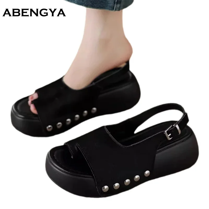 Дизайнерские новые женские сандалии на платформе из конского волоса с толстой подошвой, с заклепками и ремешком на щиколотке, летние повседневные туфли для вечеринок, отпуска и пляжа
Дизайнерские новые женские сандалии на платформе из конского волоса с толстой подошвой, с заклепками и ремешком на щиколотке, летние повседневные туфли для вечеринок, отпуска и пляжа