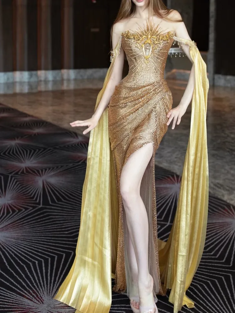 Light gold host one-shoulder toasting beaded fishtail shawl sequined dress
Light gold host one-shoulder toasting beaded fishtail shawl sequined dress