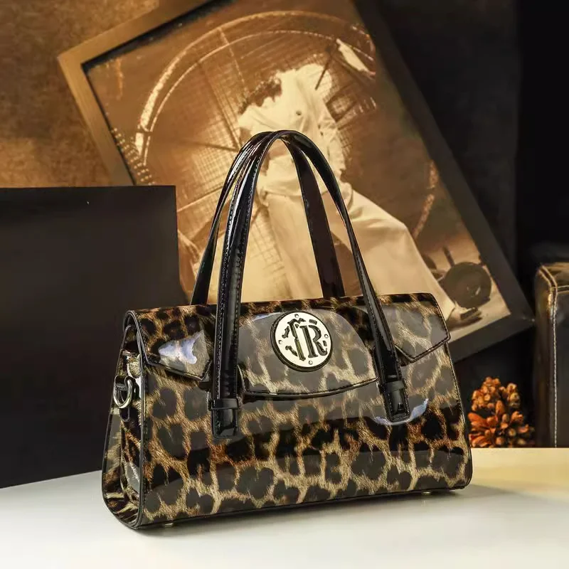 High end fashionable women's bag, versatile pillow bag, middle-aged mother's bag, personalized large capacity crossbody handbag
High end fashionable women's bag, versatile pillow bag, middle-aged mother's bag, personalized large capacity crossbody handbag