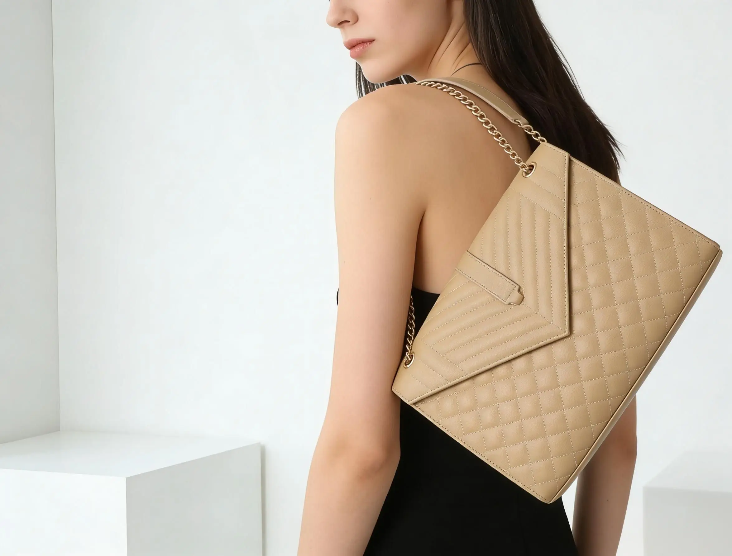 Luxury Chain Diamond Pattern Women's Crossbody Bag Fashionable Urban Minimalist Square Bag
Luxury Chain Diamond Pattern Women's Crossbody Bag Fashionable Urban Minimalist Square Bag
