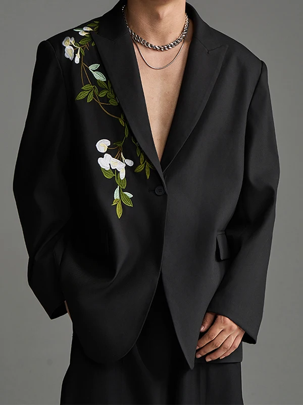 Пальто унисекс свободного кроя с одной пуговицей, воротником-стойкой, вышивкой в виде чайной розы, китайским швом и двухцветной строчкой
Пальто унисекс свободного кроя с одной пуговицей, воротником-стойкой, вышивкой в виде чайной розы, китайским швом и двухцветной строчкой