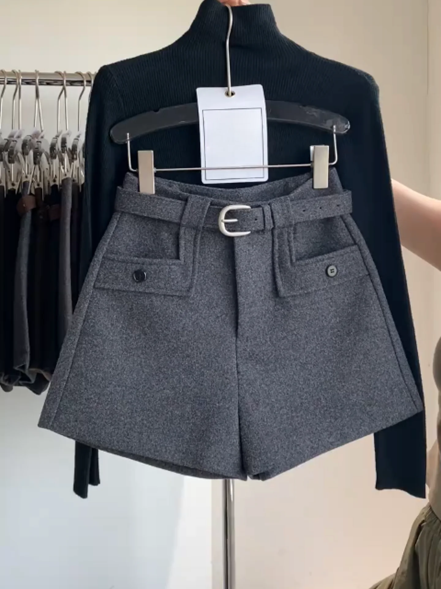 Широкие шерстяные шорты, женские зимние утепленные удобные ботинки, винтажные классические офисные женские свободные шорты большого размера
Широкие шерстяные шорты, женские зимние утепленные удобные ботинки, винтажные классические офисные женские свободные шорты большого размера