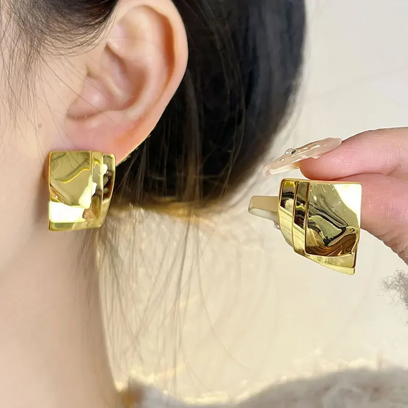 Cold wind geometric twist metal sheet unique Internet celebrity new high-end stud earrings
Cold wind geometric twist metal sheet unique Internet celebrity new high-end stud earrings