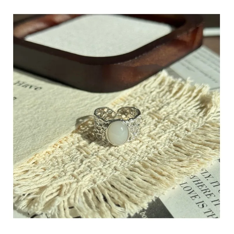 Hollow Lace Inlaid Ring Niche Design Simple and Exquisite High-end Temperament Versatile Opening Adjustable Ring
Hollow Lace Inlaid Ring Niche Design Simple and Exquisite High-end Temperament Versatile Opening Adjustable Ring