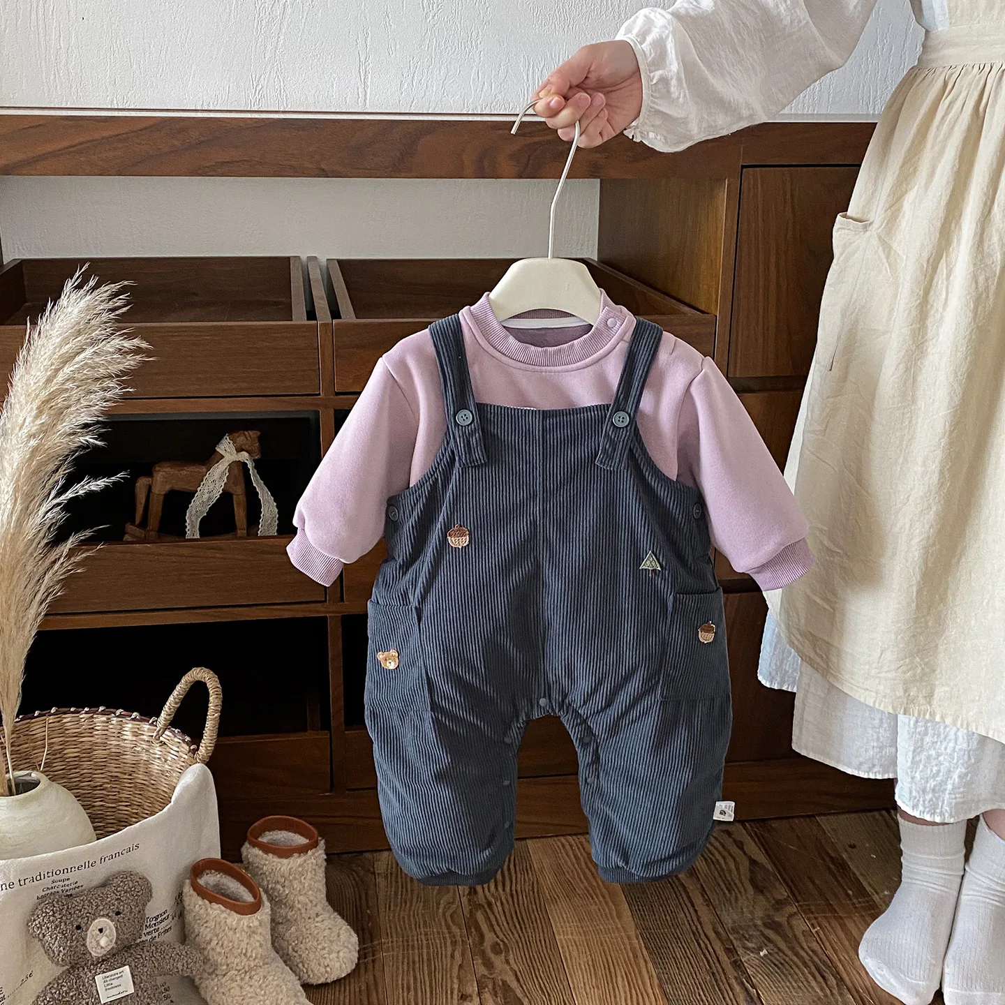 Детский комплект из двух предметов для девочек от 1 до 3 лет, зима 2025 года, детские комбинезоны с принтом пингвина для маленьких девочек + утепленный теплый свитшот для маленьких девочек, топы
Детский комплект из двух предметов для девочек от 1 до 3 лет, зима 2025 года, детские комбинезоны с принтом пингвина для маленьких девочек + утепленный теплый свитшот для маленьких девочек, топы