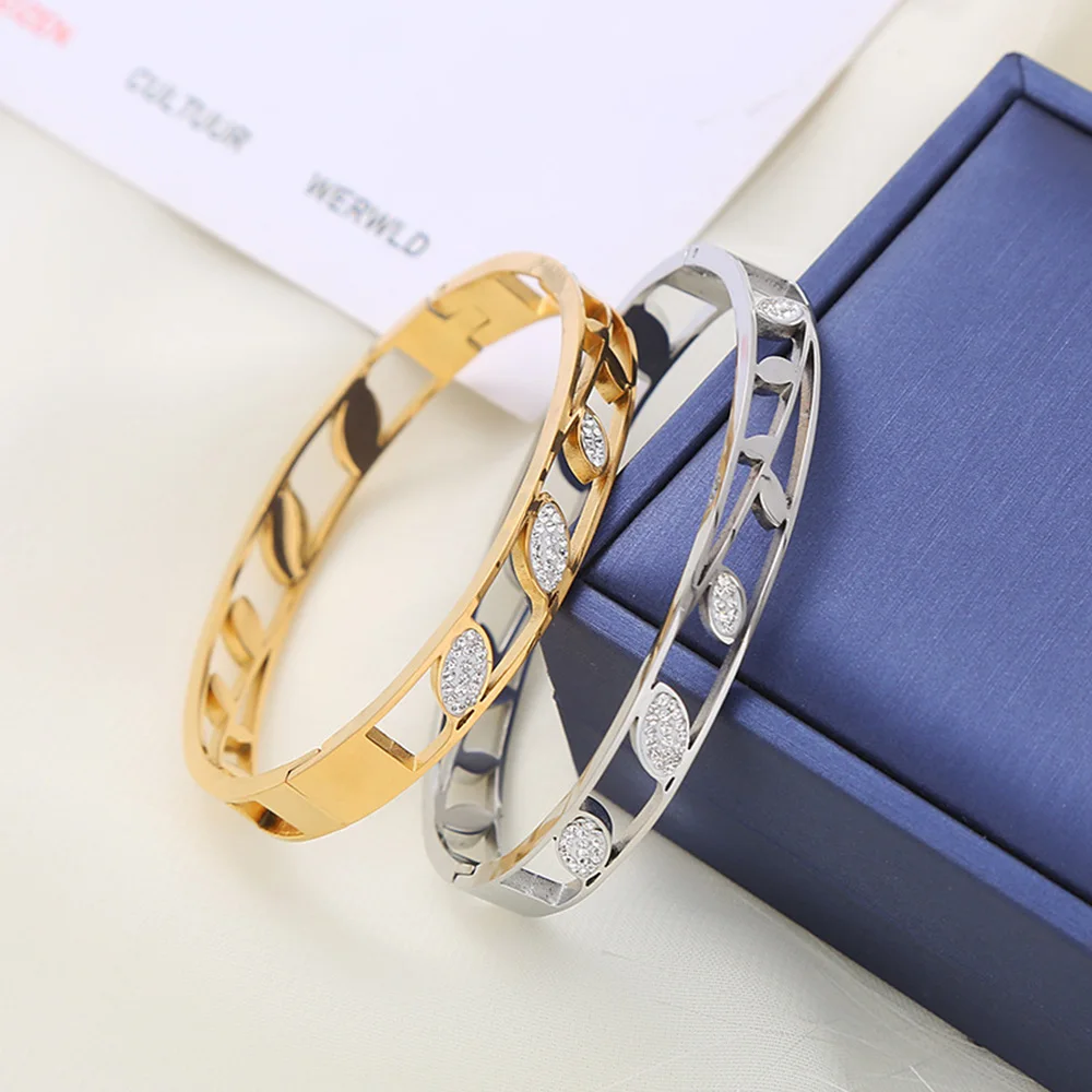 Diamond-inlaid leaves hollow design stainless steel 18K women's bracelet, non-fading jewelry, charming simple bracelet
Diamond-inlaid leaves hollow design stainless steel 18K women's bracelet, non-fading jewelry, charming simple bracelet