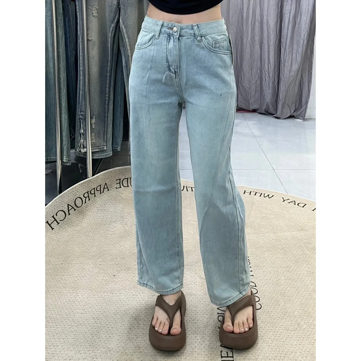 Женские прямые джинсы Y2K, светло-голубые широкие брюки, свободный крой, винтажный роскошный минималистичный дизайн, китайский стиль
Женские прямые джинсы Y2K, светло-голубые широкие брюки, свободный крой, винтажный роскошный минималистичный дизайн, китайский стиль