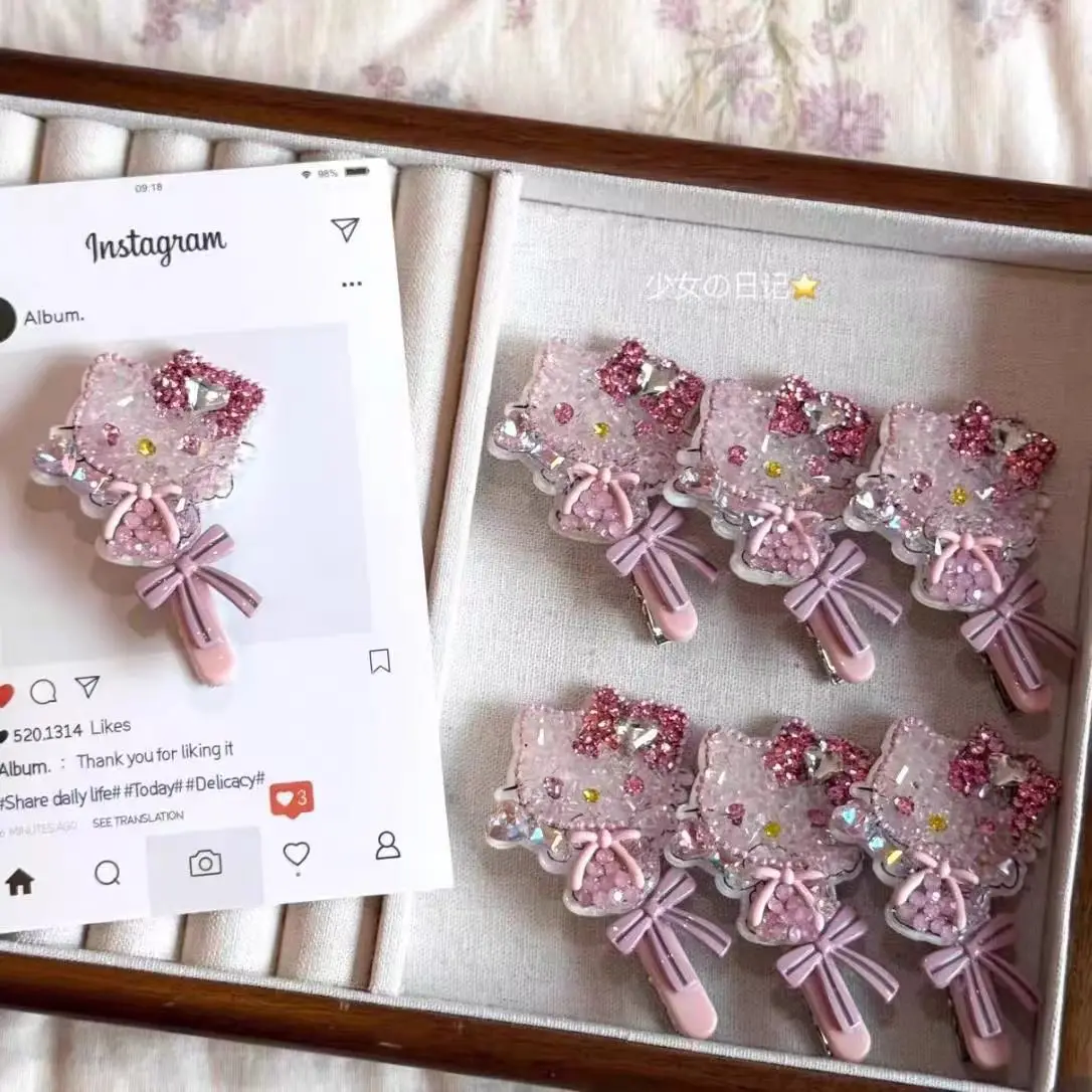 Anime Full Diamond Hello Kitty Bow Duckbill Clip for Women with Sweet Cute Broken Hair Bangs Side Clip Hair Accessory Jewelry
Anime Full Diamond Hello Kitty Bow Duckbill Clip for Women with Sweet Cute Broken Hair Bangs Side Clip Hair Accessory Jewelry