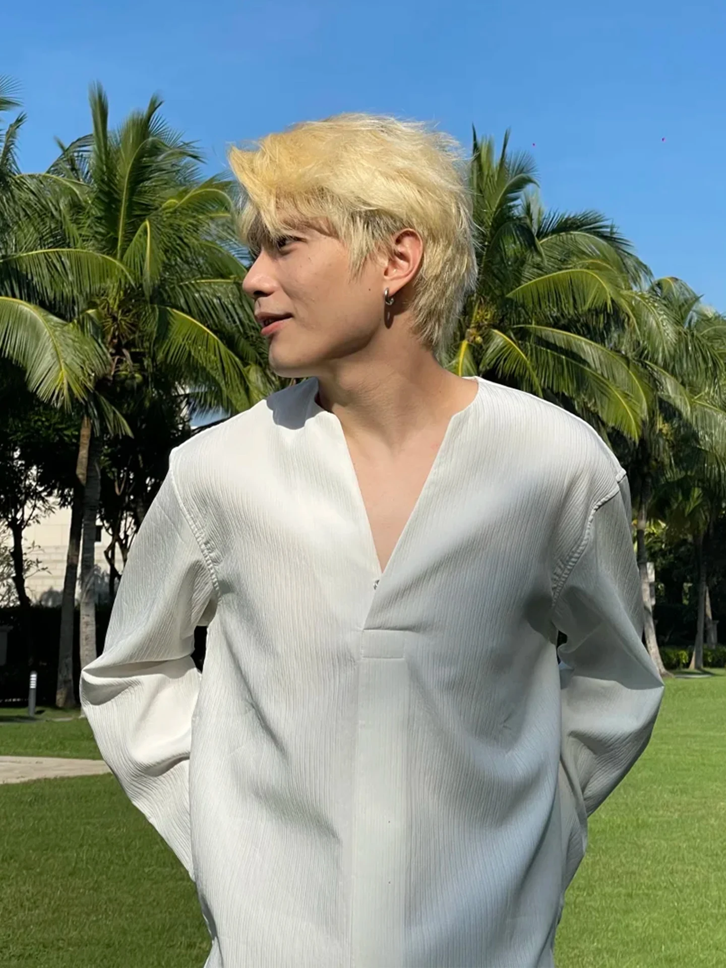 White Texture High-End V-Neck Long Sleeve Slim Fit Men's Shirt Spring Summer Trendy Brand Neckless Inner Wear Casual Style
White Texture High-End V-Neck Long Sleeve Slim Fit Men's Shirt Spring Summer Trendy Brand Neckless Inner Wear Casual Style