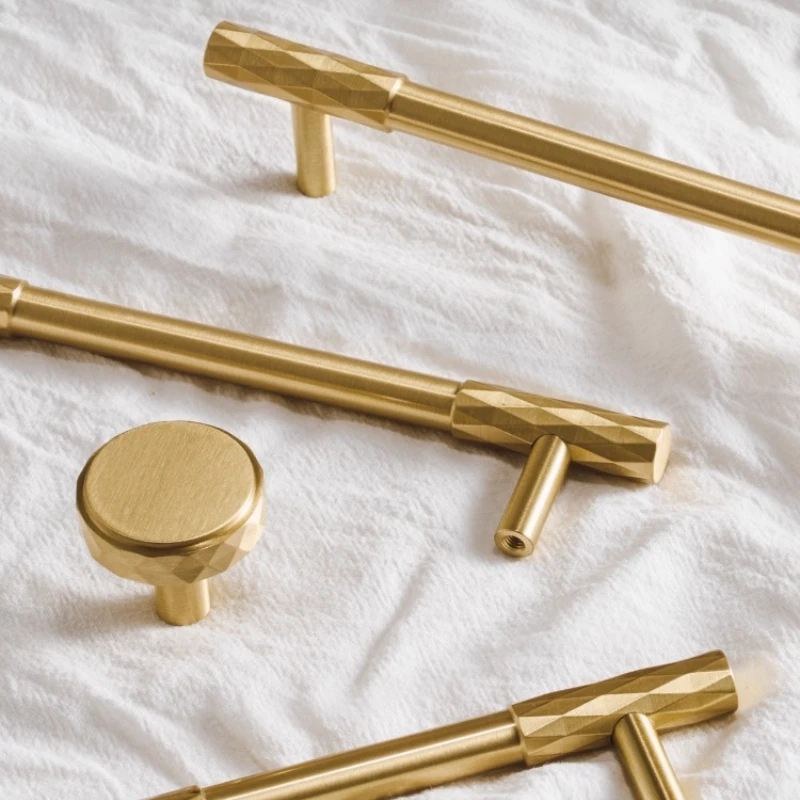 Французская латунная дверная ручка шкафа, новая ромбовидная ручка шкафа, простая и роскошная ручка ящика в американском стиле
Французская латунная дверная ручка шкафа, новая ромбовидная ручка шкафа, простая и роскошная ручка ящика в американском стиле