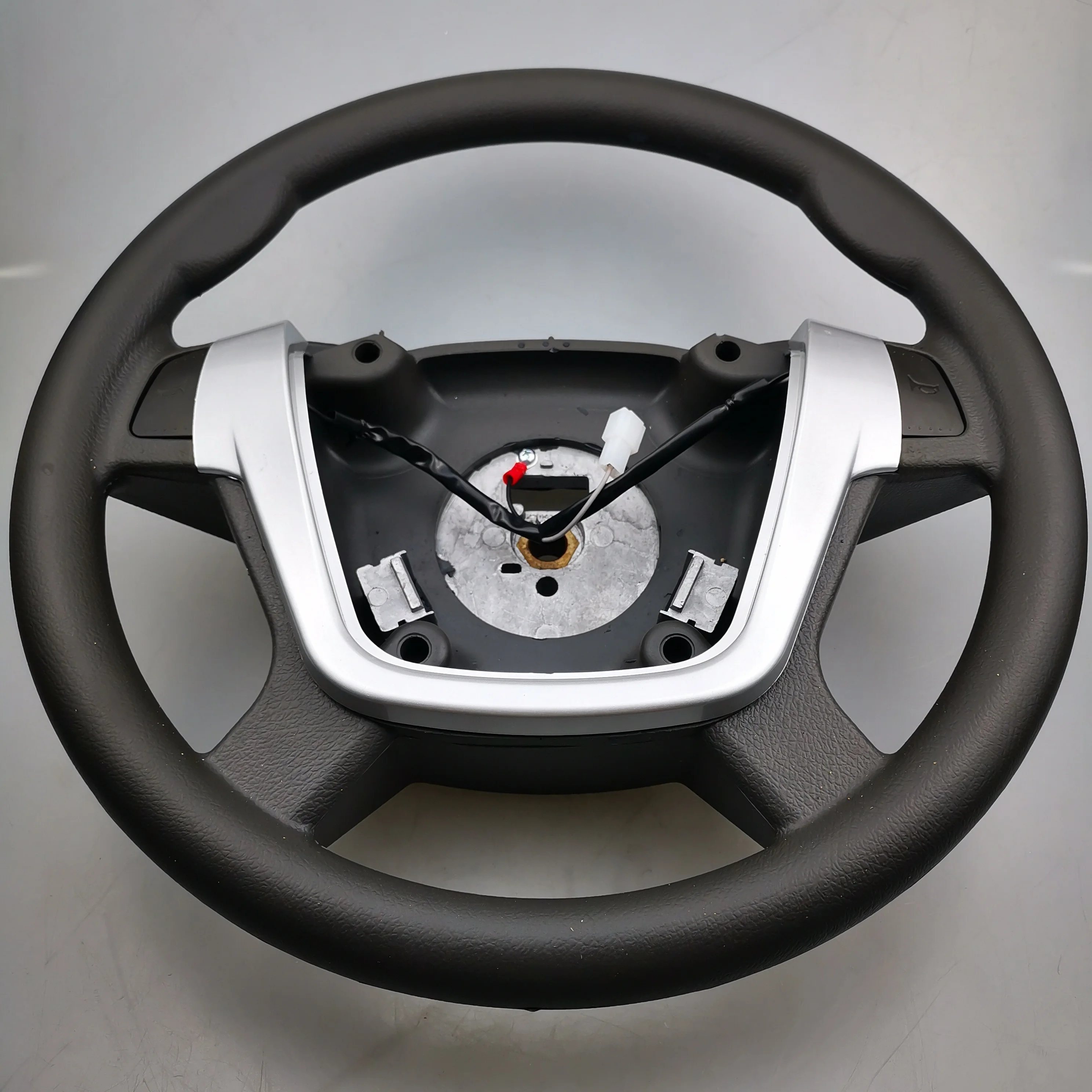 SAIC MAXUS V80 Old Model Brand Steering Wheel C00003980-A002
SAIC MAXUS V80 Old Model Brand Steering Wheel C00003980-A002