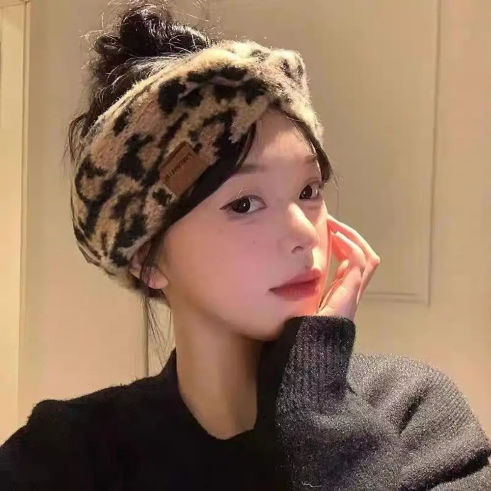 Wide Edge Leopard Print Headband Soft Chunky Knit Cross Headband Adjustable High Elasticity Knitted Headcover Winter Season
Wide Edge Leopard Print Headband Soft Chunky Knit Cross Headband Adjustable High Elasticity Knitted Headcover Winter Season