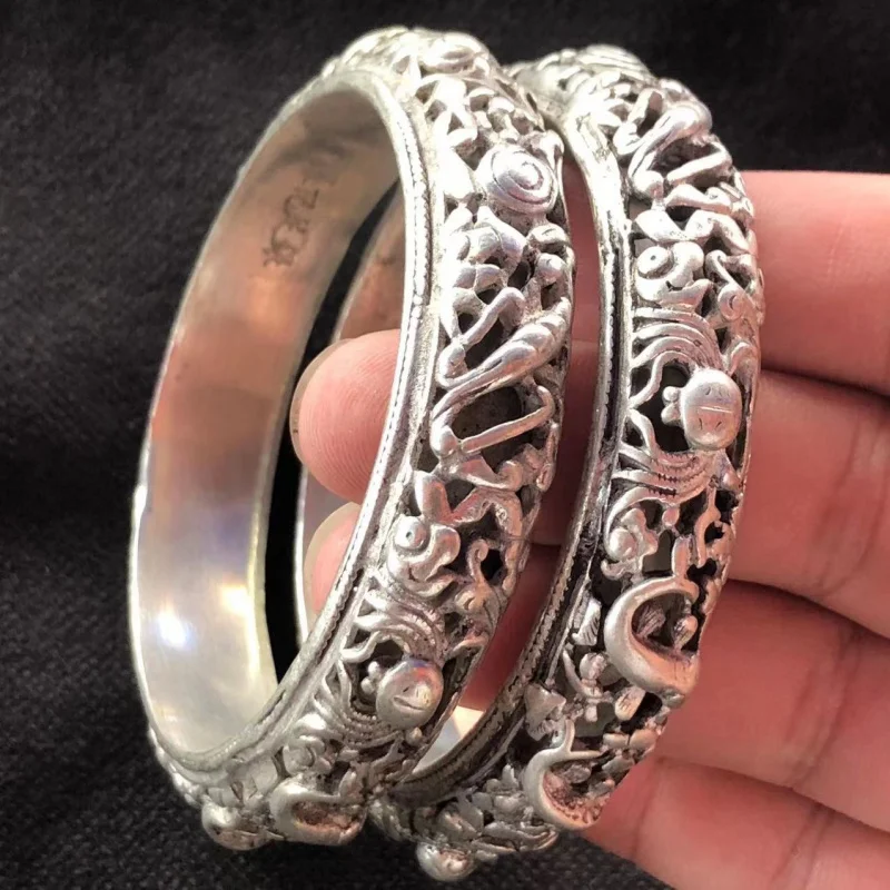 Wholesale Vintage White Copper Silver Plated Hollow Bracelet Second-Hand Black Color Tibetan Silver Bracelet Miao Silver Ornamen 
Wholesale Vintage White Copper Silver Plated Hollow Bracelet Second-Hand Black Color Tibetan Silver Bracelet Miao Silver Ornamen