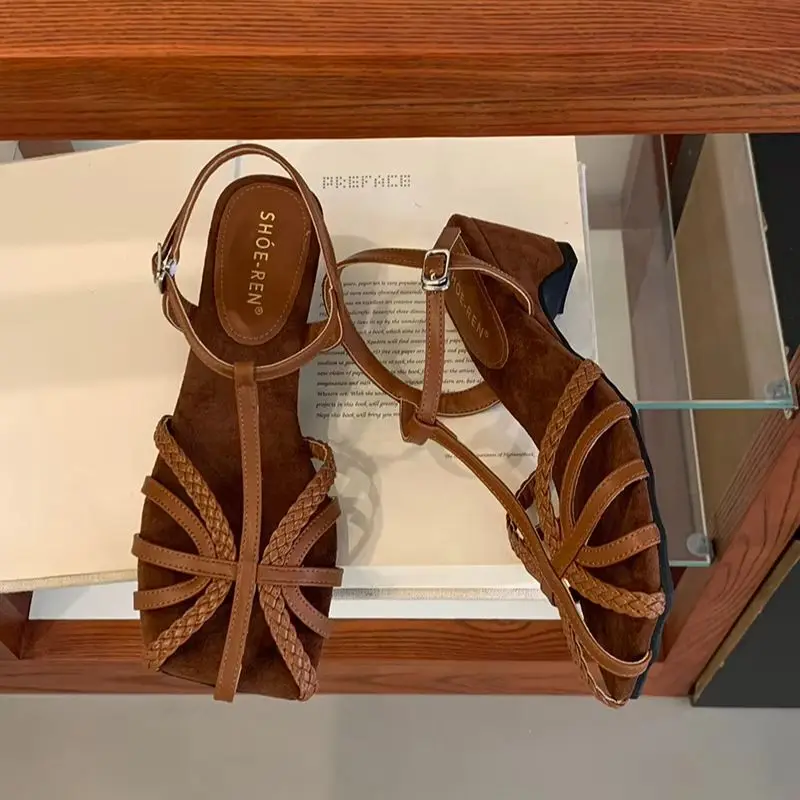 Brown Woman Shoes Low Wedge Sandals Summer Narrowband Plait Block Heels Ladies Shoes Elegante 2026 Designer Sandals
Brown Woman Shoes Low Wedge Sandals Summer Narrowband Plait Block Heels Ladies Shoes Elegante 2026 Designer Sandals