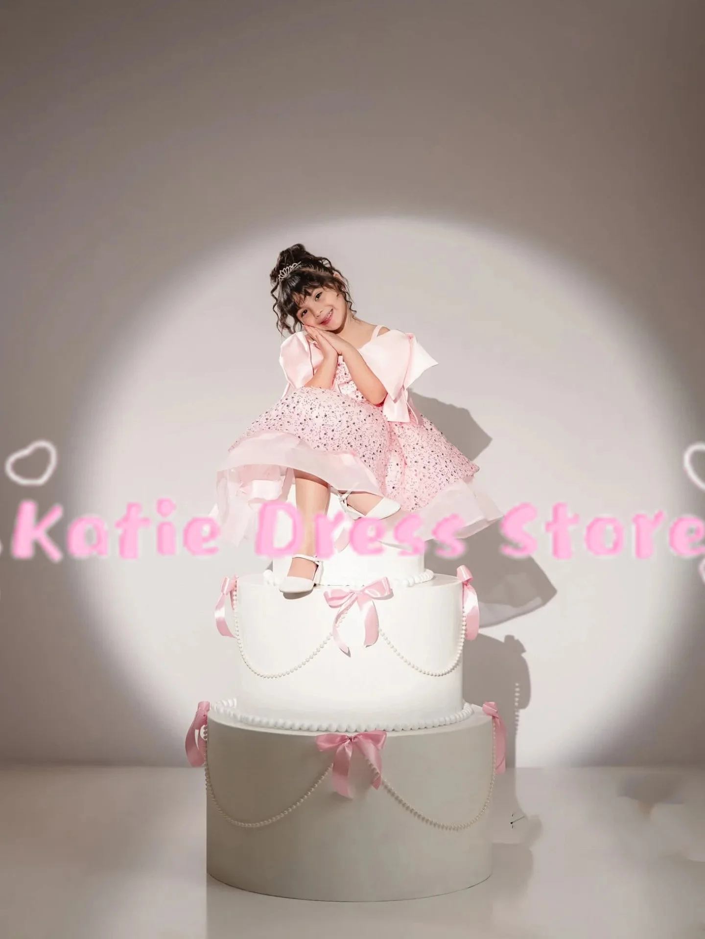 Elegant Sequins Flower Girl Dress For Wedding Tulle Puffy With Bow Kids Birthday Party First Communion Ball Gowns Customized
Elegant Sequins Flower Girl Dress For Wedding Tulle Puffy With Bow Kids Birthday Party First Communion Ball Gowns Customized