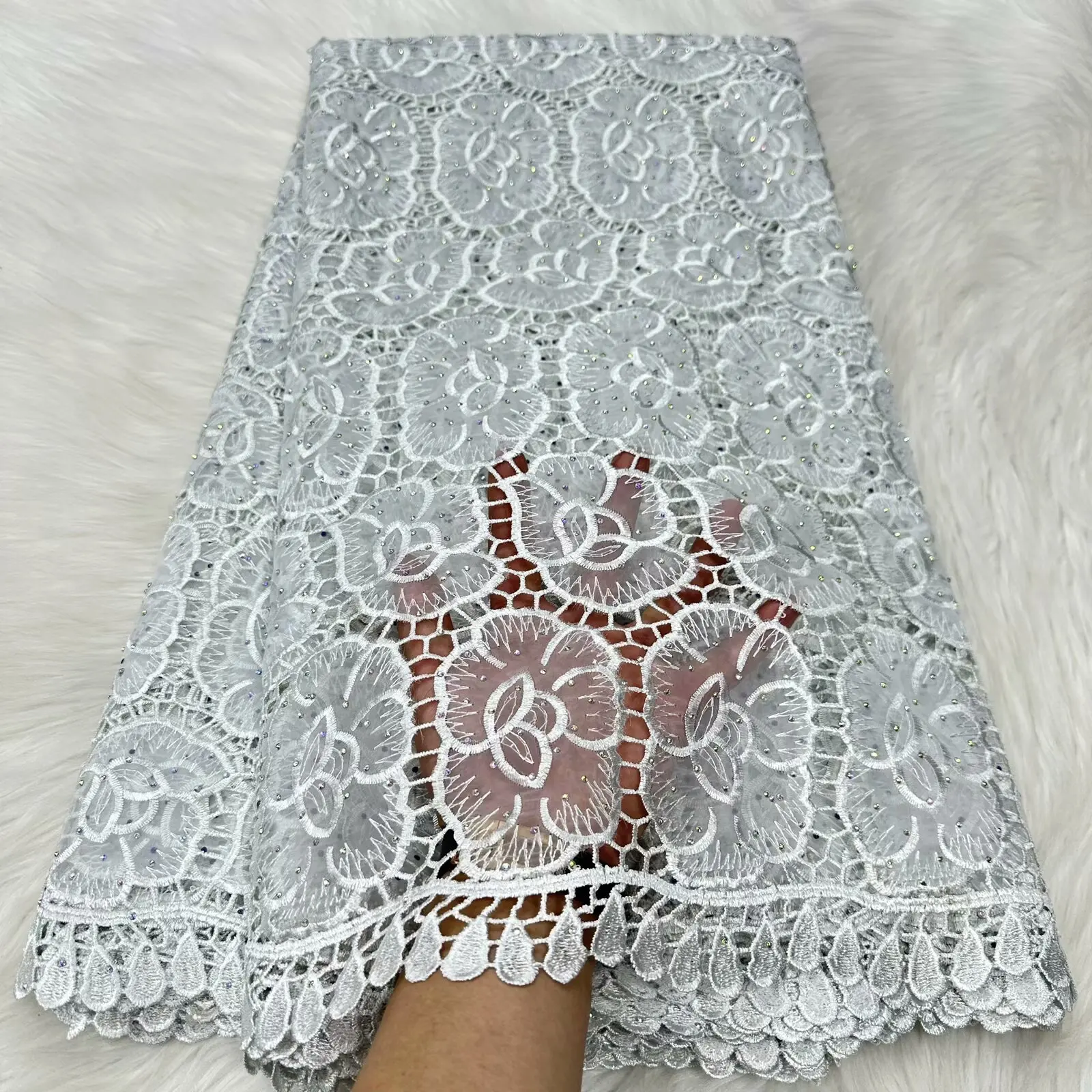 New Design White Guipure Cord Lace Fabric 2025 High Quality Nigerian Lace Fabric with Stones For Sewing Wedding Party Dresses
New Design White Guipure Cord Lace Fabric 2025 High Quality Nigerian Lace Fabric with Stones For Sewing Wedding Party Dresses