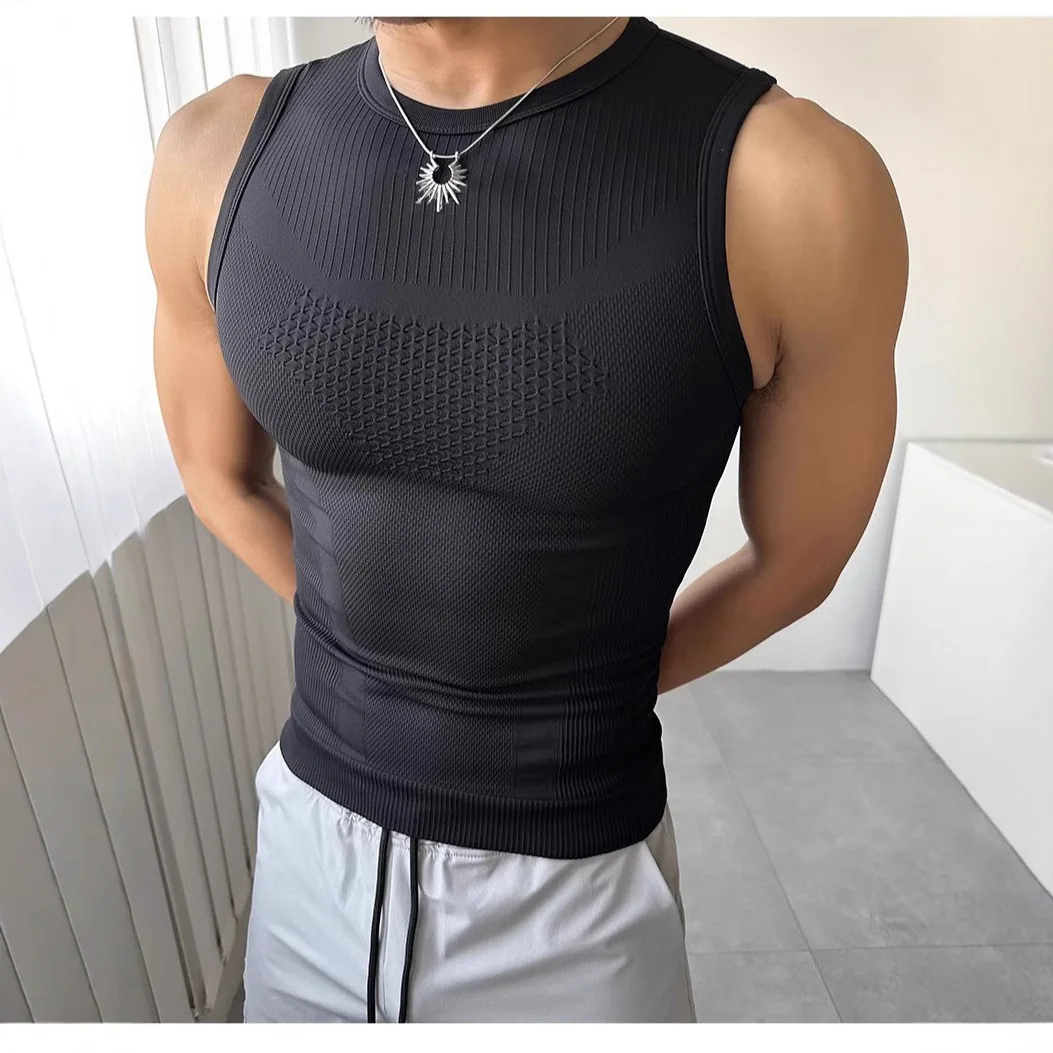 Summer Men's Sporty Sleeveless Fitness Sports Vest Seamless High Elastic Breathable Sweat-wicking Quick-drying Outdoor Tight Top
Summer Men's Sporty Sleeveless Fitness Sports Vest Seamless High Elastic Breathable Sweat-wicking Quick-drying Outdoor Tight Top