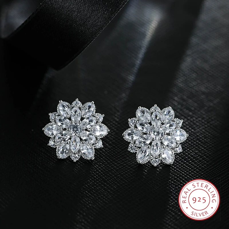 New Female Stud Earrings 925 Silver Simple Zircon Snowflake Stud Earrings Shimmering Luxury Flower Wedding Party Bridal Gift
New Female Stud Earrings 925 Silver Simple Zircon Snowflake Stud Earrings Shimmering Luxury Flower Wedding Party Bridal Gift