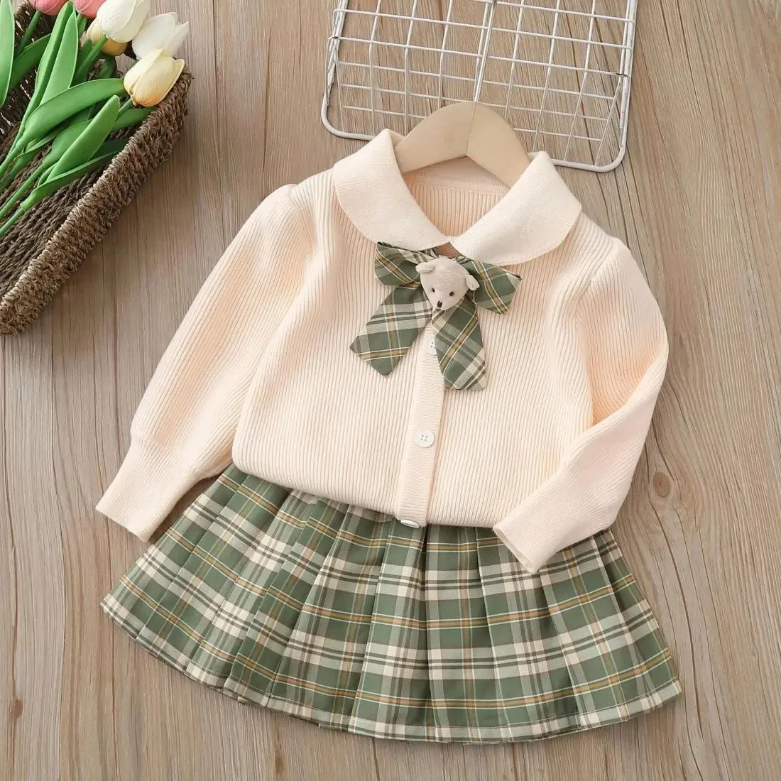 New Baby girls set college style spring and autumn children's sweater cardigan+jk skirt plaid two-piece set
New Baby girls set college style spring and autumn children's sweater cardigan+jk skirt plaid two-piece set