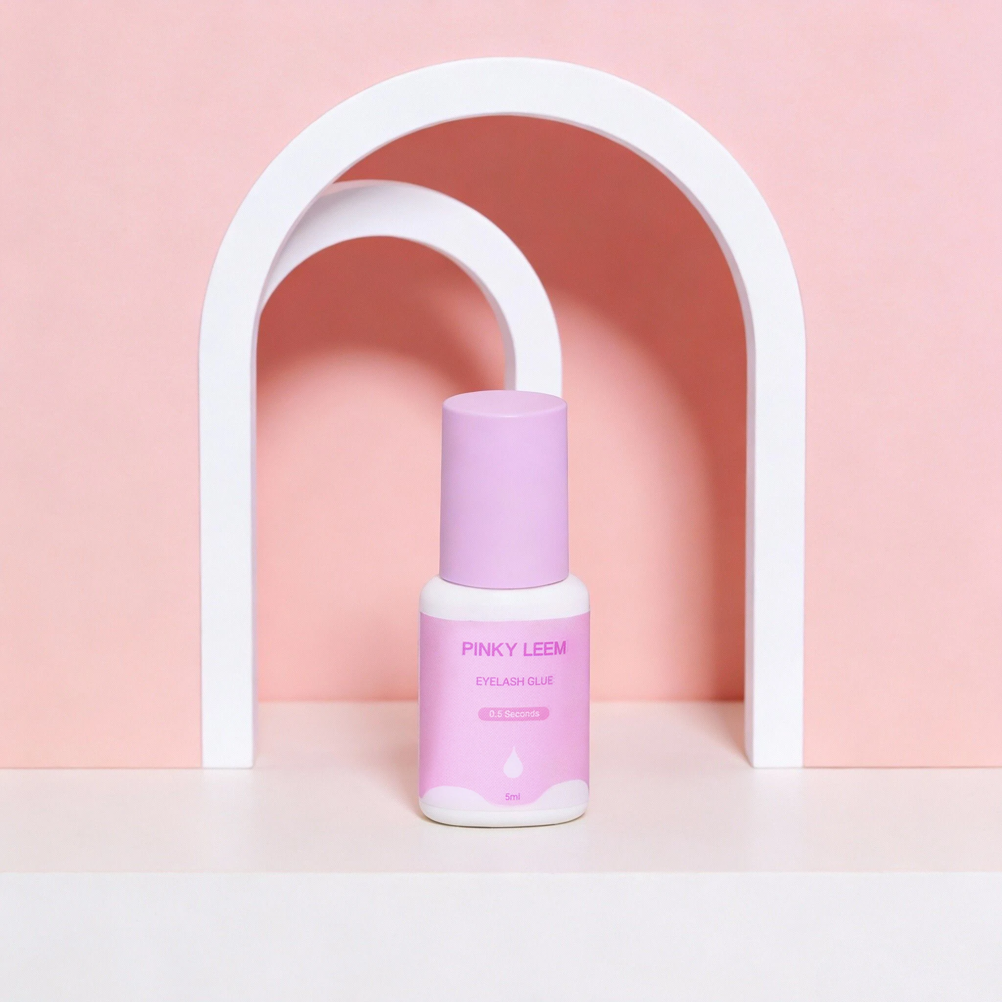 Pinky Leem 0.5-second quick-drying black mascara extension glue is suitable for use in eyelash salons for mascara application.
Pinky Leem 0.5-second quick-drying black mascara extension glue is suitable for use in eyelash salons for mascara application.