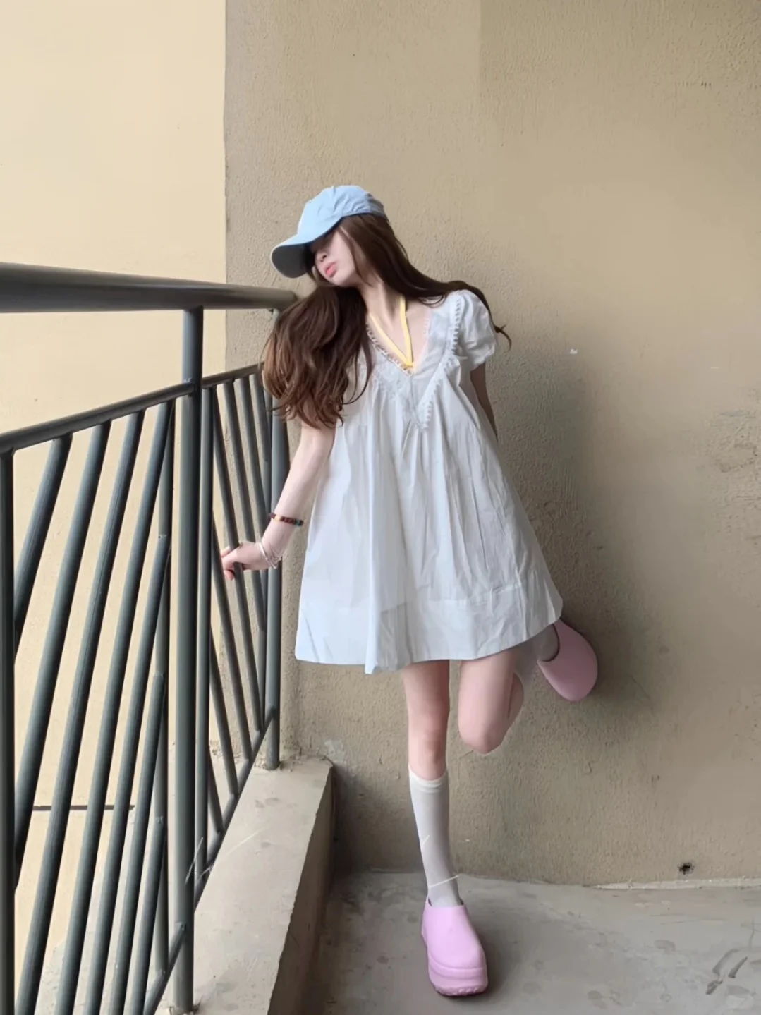 Sweet White V-Neck Dress Girls Summer Bubble Sleeve A-Line Slimming Young-looking Holiday Versatile Doll Skirt
Sweet White V-Neck Dress Girls Summer Bubble Sleeve A-Line Slimming Young-looking Holiday Versatile Doll Skirt