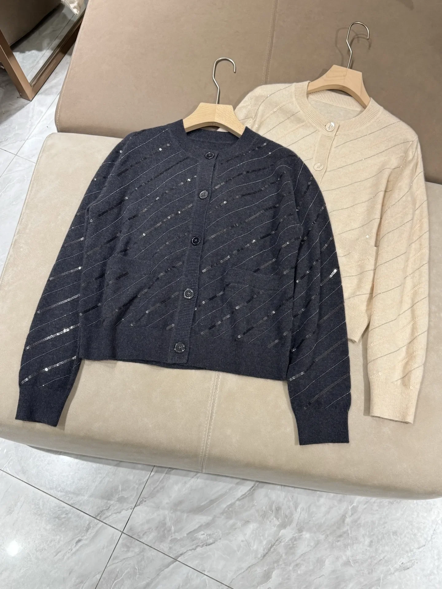 100% Cashmere Women Knitted Cardigan Sequin Spliced Round Neck Long Sleeve Single Breasted Fashion Sweater
100% Cashmere Women Knitted Cardigan Sequin Spliced Round Neck Long Sleeve Single Breasted Fashion Sweater