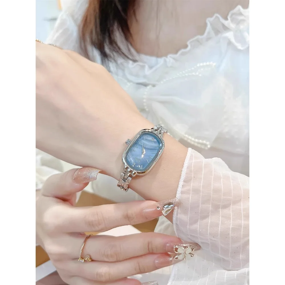 Oval watch for women, light luxury, exquisite and high-end sense, versatile fashion women's quartz watch
Oval watch for women, light luxury, exquisite and high-end sense, versatile fashion women's quartz watch