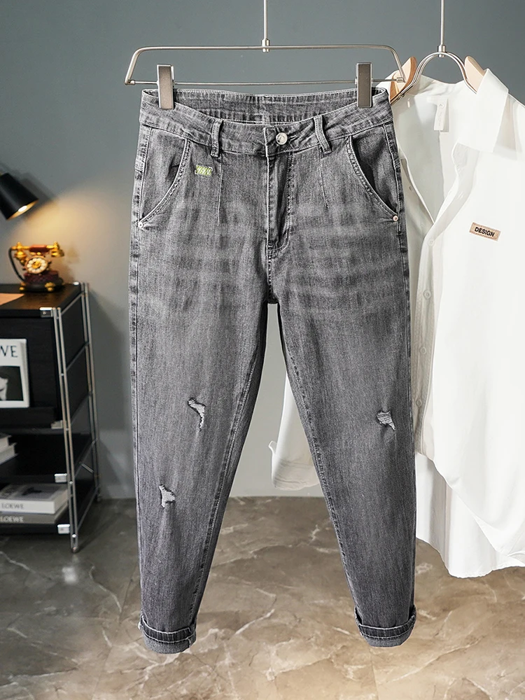 Летние тонкие мужские джинсы из девяти предметов, корейская версия, модный облегающий дизайн с дырками, универсальная повседневная одежда, молодежная мода
Летние тонкие мужские джинсы из девяти предметов, корейская версия, модный облегающий дизайн с дырками, универсальная повседневная одежда, молодежная мода