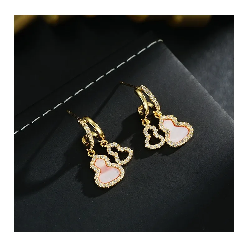 Light Luxury Daily Commute Pink Shell Gourd Earrings Sweet Temperament Advanced Earrings Exquisite Light Luxury Style
Light Luxury Daily Commute Pink Shell Gourd Earrings Sweet Temperament Advanced Earrings Exquisite Light Luxury Style
