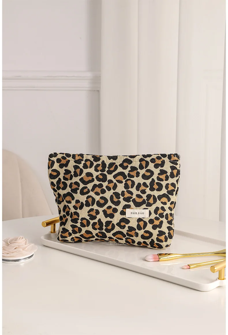 Simple vintage jacquard leopard print makeup Bag Large capacity advanced sense personal items storage bag Clutch bag Coin purse
Simple vintage jacquard leopard print makeup Bag Large capacity advanced sense personal items storage bag Clutch bag Coin purse