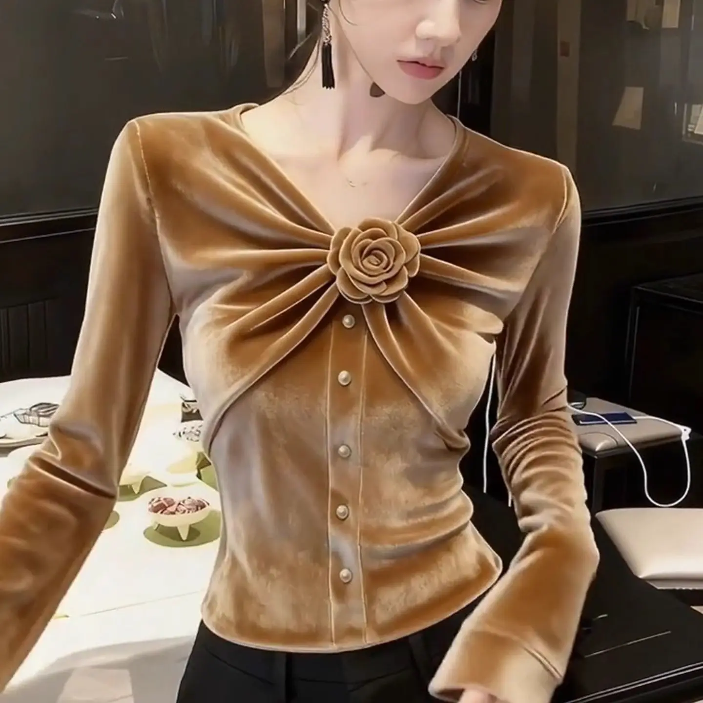 Kaki Velvet Shirt Women's Unique Beautiful Elegant Base Layer Shirt Winter 2025 Fashion Trend Skin-friendly Breathable Long S...
Kaki Velvet Shirt Women's Unique Beautiful Elegant Base Layer Shirt Winter 2025 Fashion Trend Skin-friendly Breathable Long S...