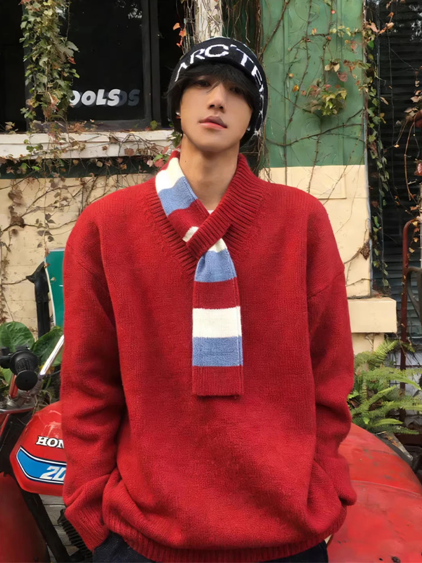 Американский свитер с V-образным вырезом и шарфом, новый дизайн для мужчин и женщин, повседневный, удобный, из полиэфирного волокна, зимний, модный
Американский свитер с V-образным вырезом и шарфом, новый дизайн для мужчин и женщин, повседневный, удобный, из полиэфирного волокна, зимний, модный